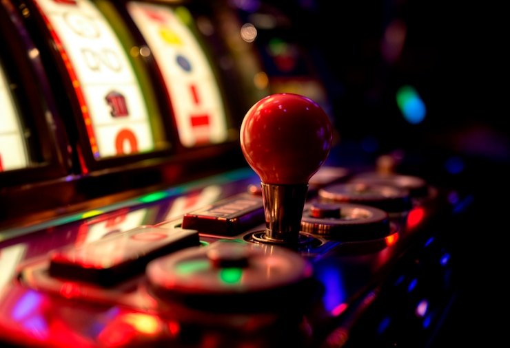 Auto Roulette wheel spinning with countdown timer visible on piramida slot interface